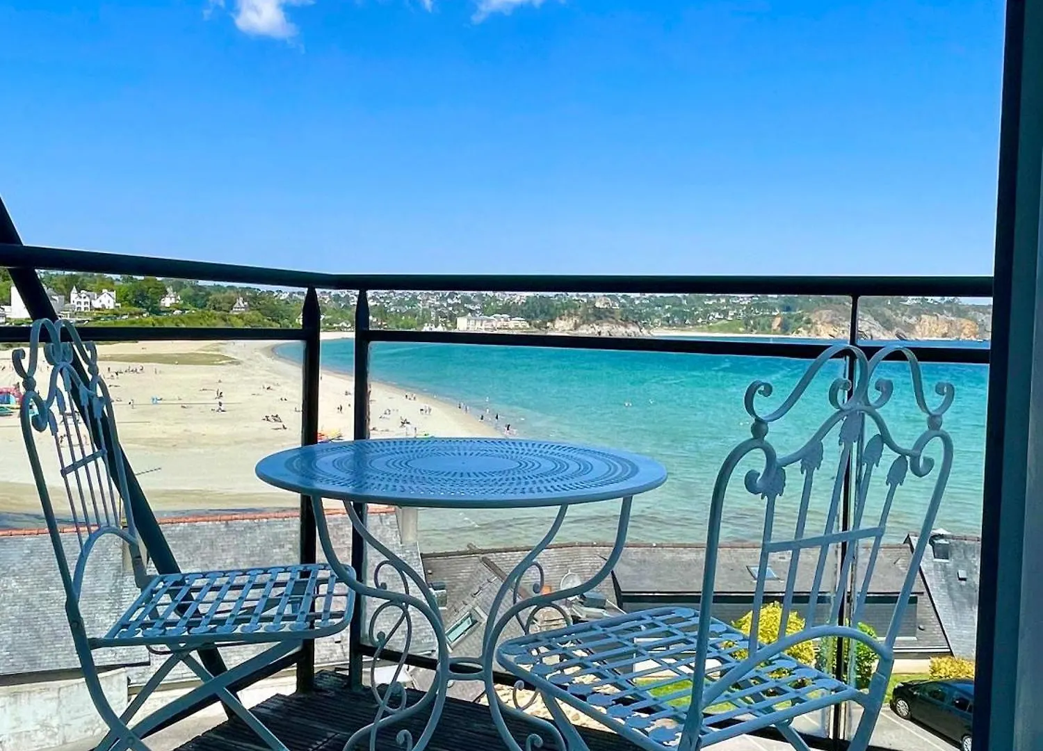 Un Balcon Sur La Mer contacts